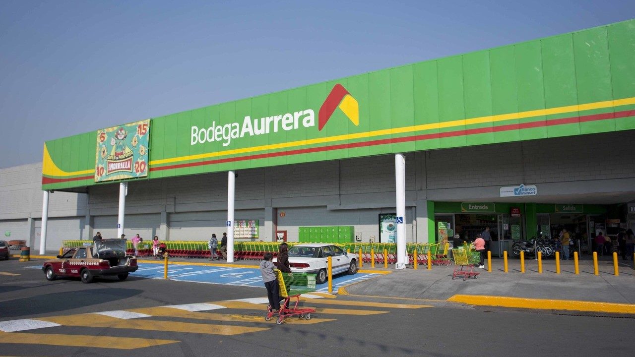 I can't see other people's status on WhatsApp